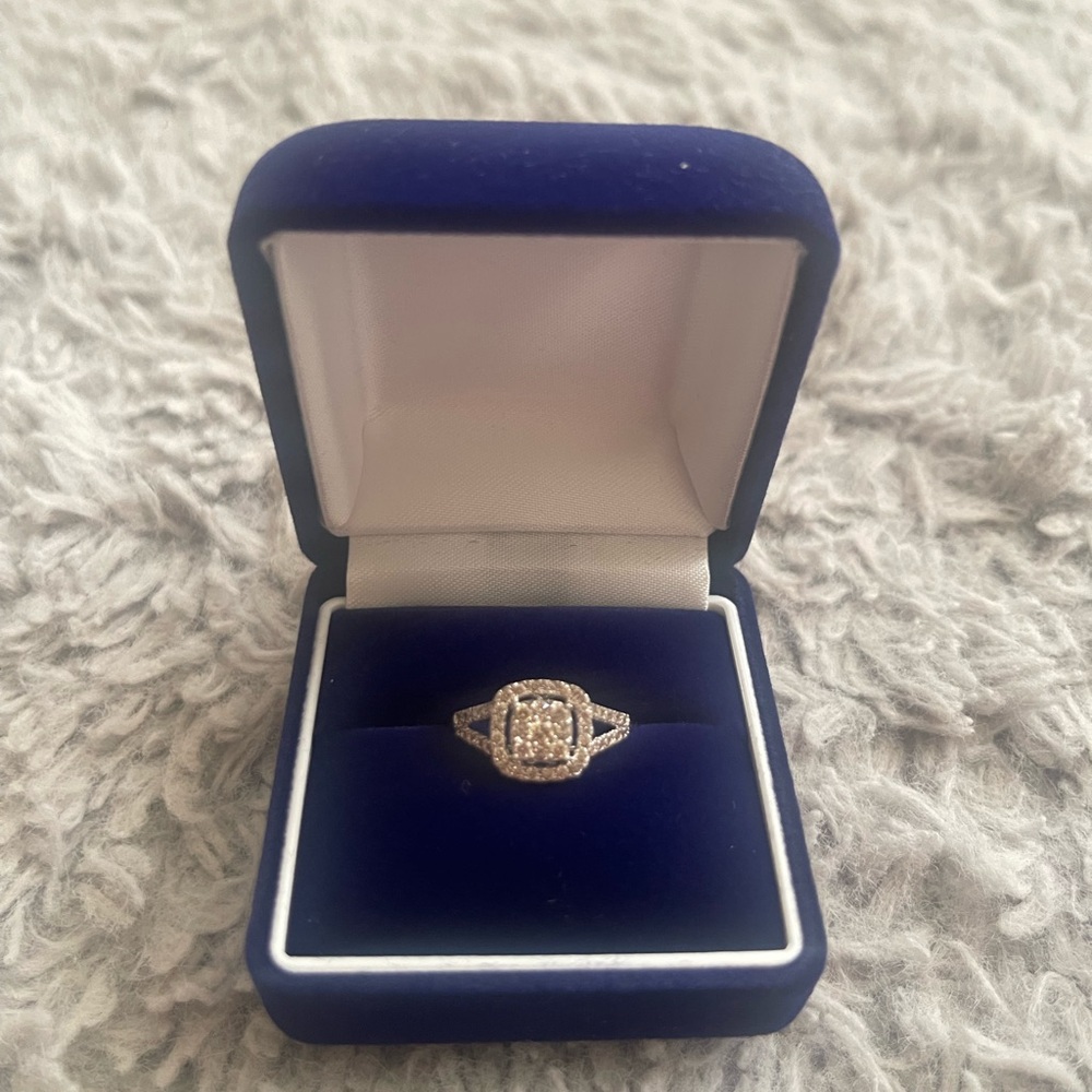Brand new authentic 18k white gold with diamond w/ certificate